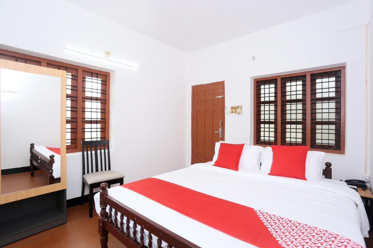 Oyo Flagship Kaveri Tourist Home Guruvāyūr Kültér fotó