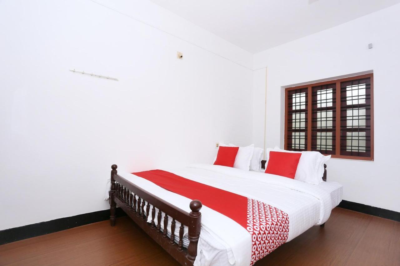 Oyo Flagship Kaveri Tourist Home Guruvāyūr Kültér fotó