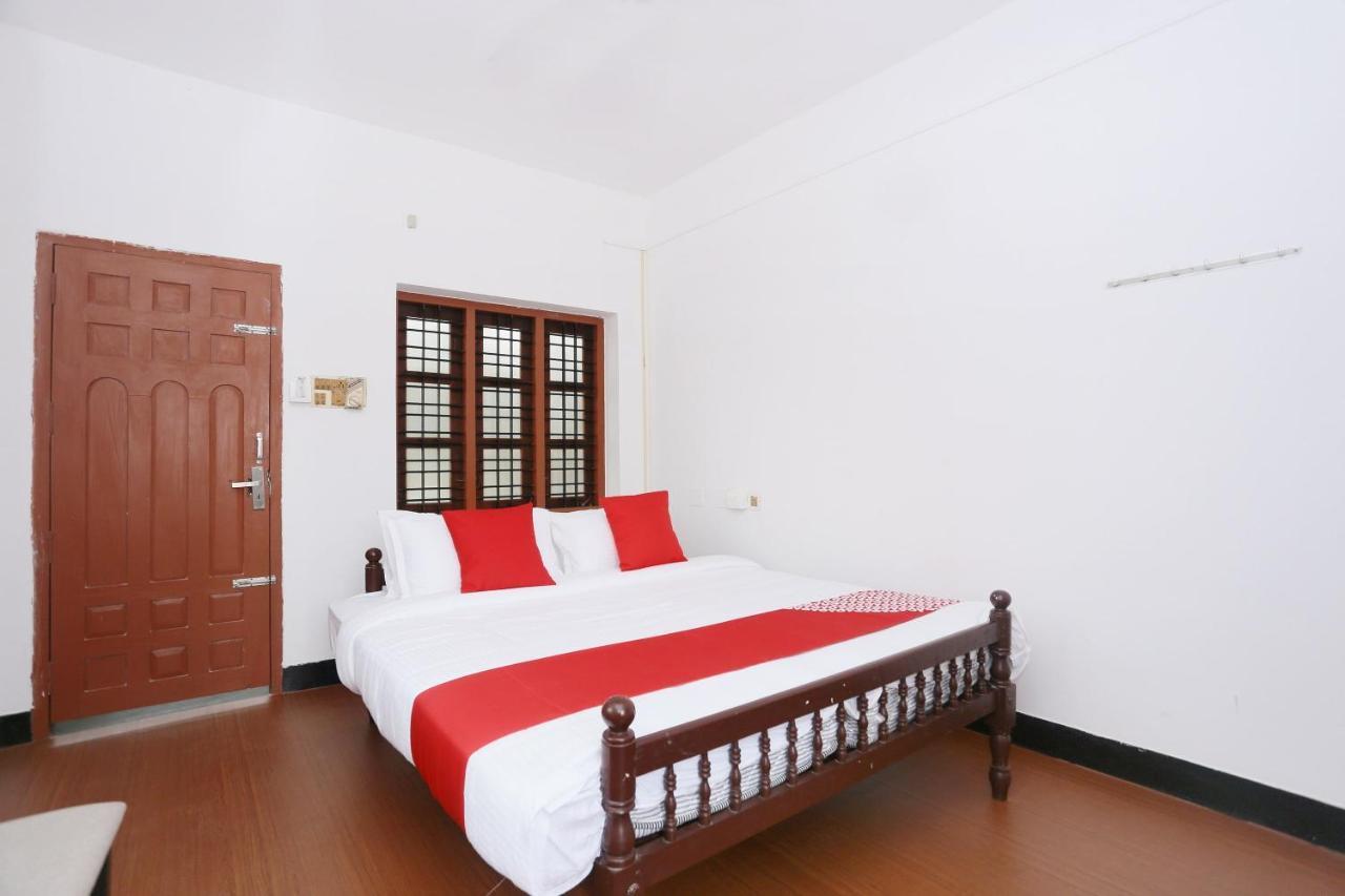 Oyo Flagship Kaveri Tourist Home Guruvāyūr Kültér fotó