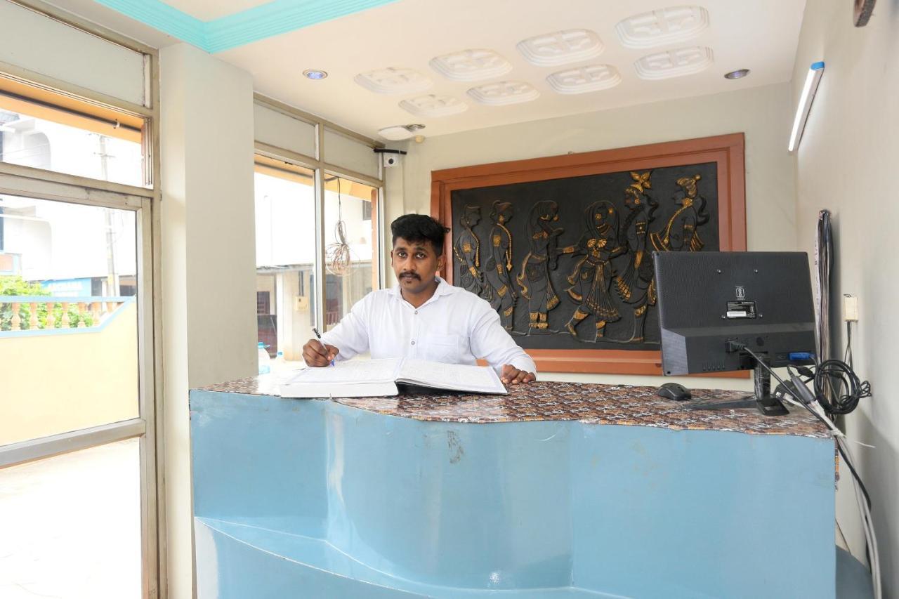 Oyo Flagship Kaveri Tourist Home Guruvāyūr Kültér fotó